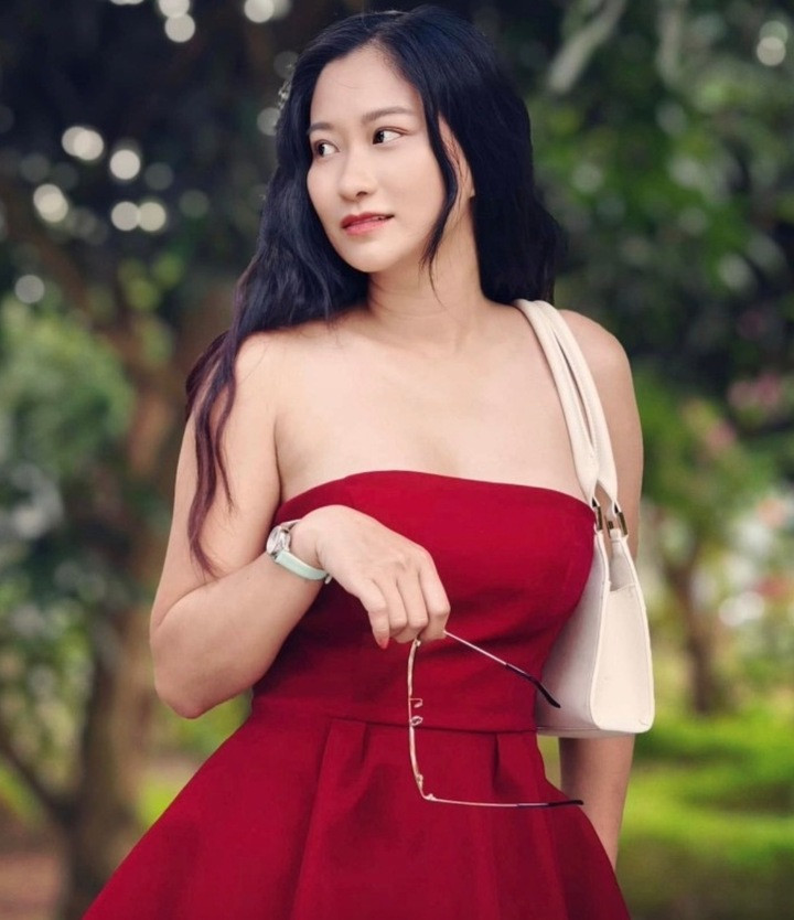 Bạn gái NSND Việt Anh sở hữu nhan sắc ưa nhìn, gu thời trang đa dạng khi giản dị, lúc điệu đà, nữ tính. Thời gian qua, cô không ngại công khai việc