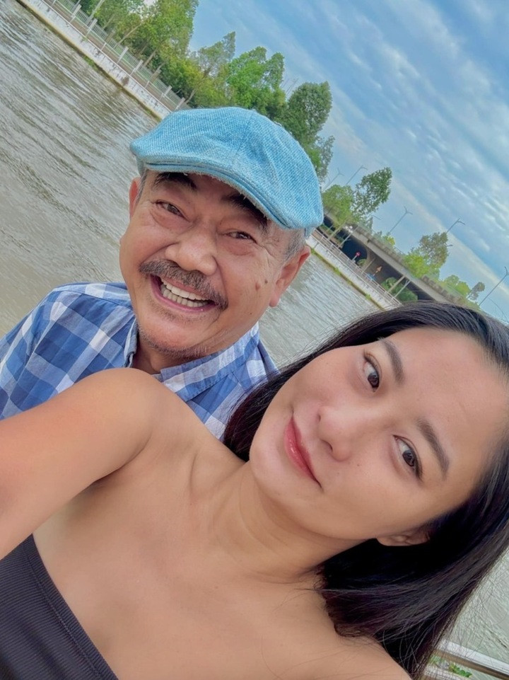 Từ khi yêu bạn gái kém tuổi, NSND Việt Anh được nhiều người nhận xét trông trẻ ra. Nam nghệ sĩ thay đổi trong cách ăn mặc, thường xuyên diện những trang phục trẻ trung, năng động.