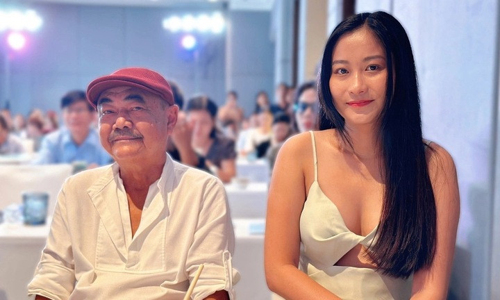 Sau khi công khai hẹn hò, cặp đôi thoải mái đăng ảnh tình cảm bên nhau. Chân Chân từng tiết lộ được gia đình ủng hộ khi quen NSND Việt Anh.