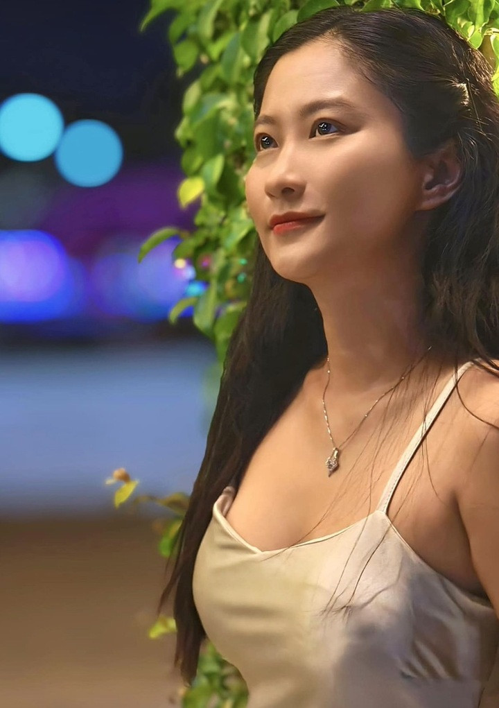 Sau thẩm mỹ, Chân Chân ngày càng cởi mở, theo đuổi phong cách quyến rũ. Cô ưu ái các dáng váy thiết kế cắt xẻ, cúp ngực, khoe vai trần và đường cong cơ thể.