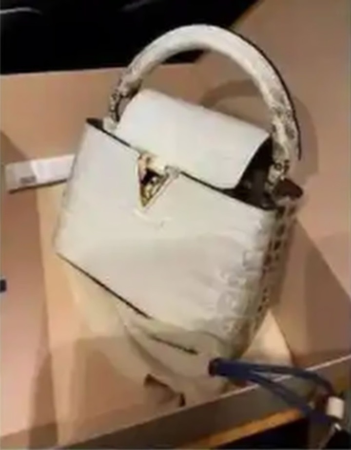 Wang đã chi rất nhiều tiền để xây dựng hình ảnh giàu có, bao gồm việc mua túi xách da cá sấu. (Ảnh: Weibo)