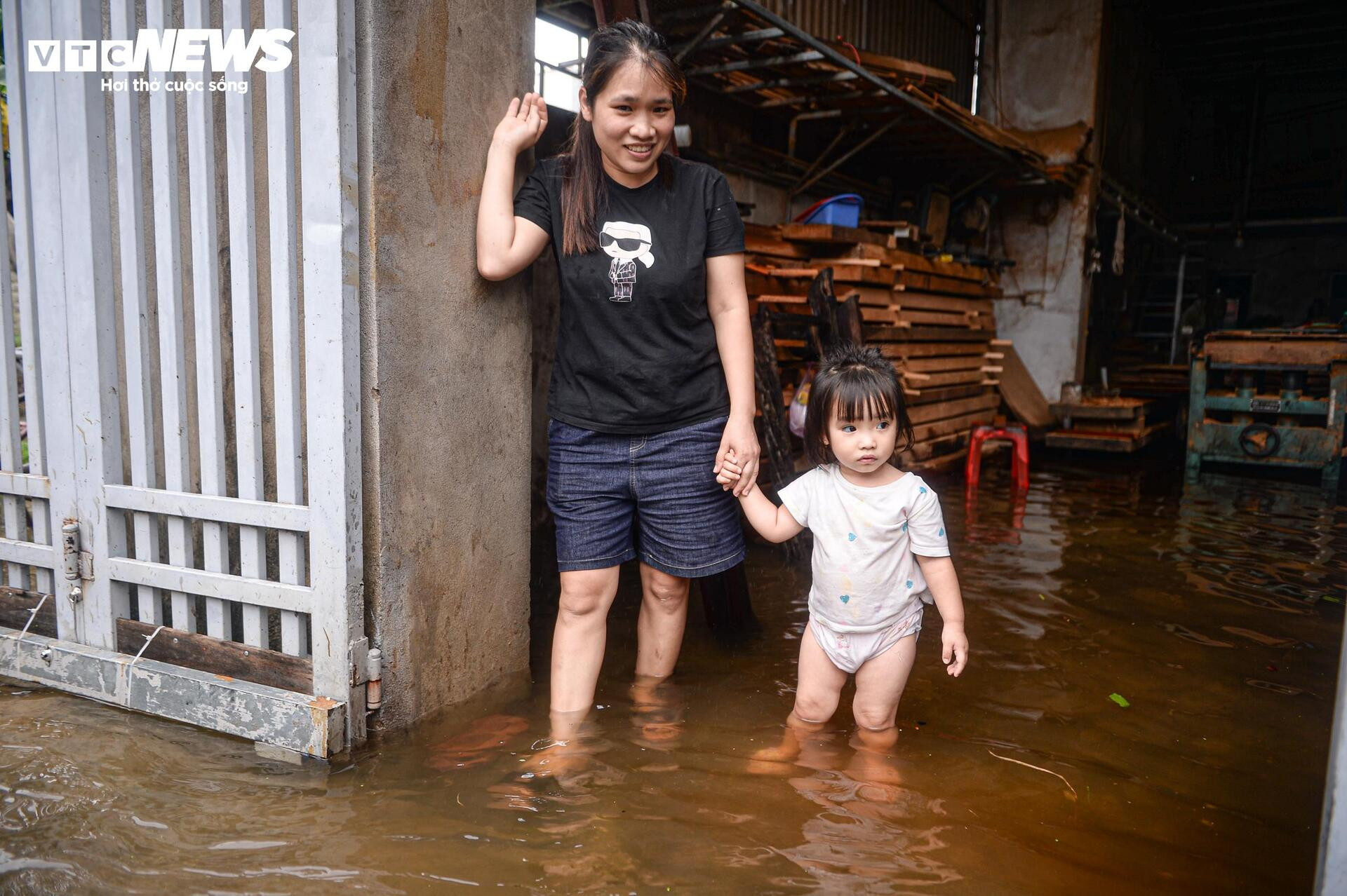 Nước dâng cao gần 1m, người Thanh Hoá vội vã sơ tán đồ đạc, đưa lợn đi tránh lũ - 11