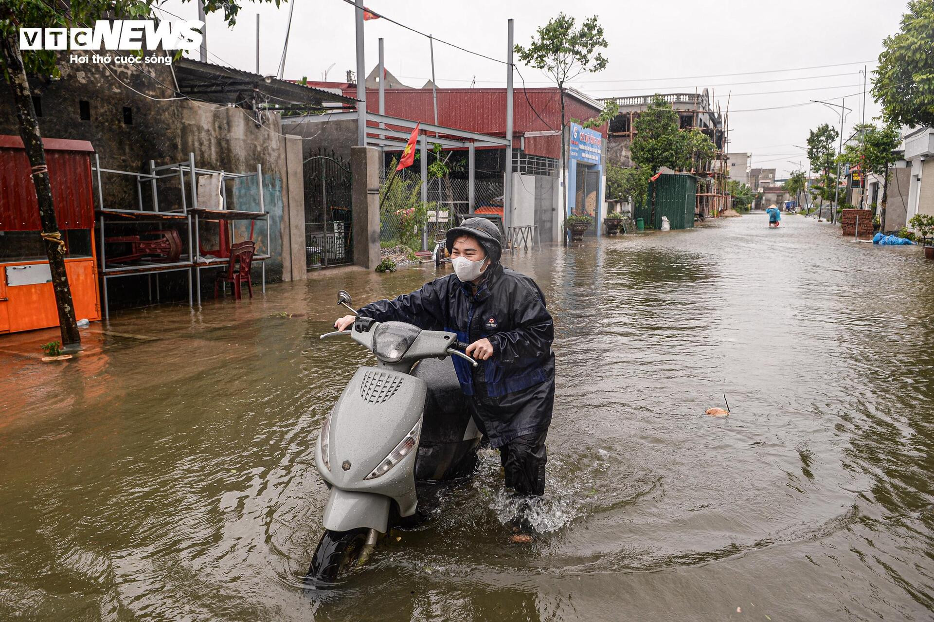 Nước dâng cao gần 1m, người Thanh Hoá vội vã sơ tán đồ đạc, đưa lợn đi tránh lũ - 5