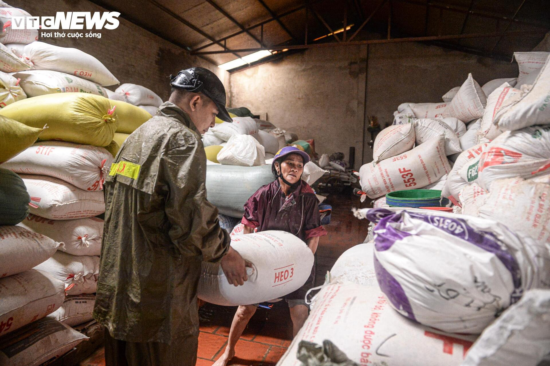 Nước dâng cao gần 1m, người Thanh Hoá vội vã sơ tán đồ đạc, đưa lợn đi tránh lũ - 12