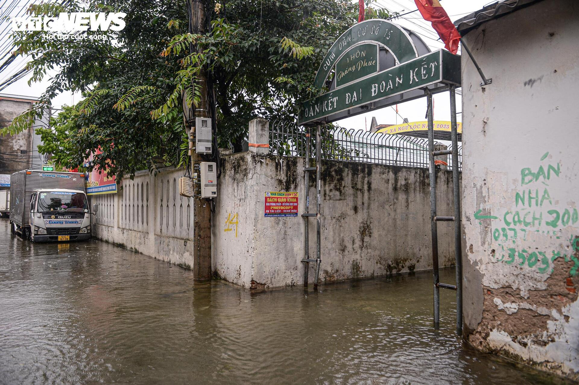 Nước dâng cao gần 1m, người Thanh Hoá vội vã sơ tán đồ đạc, đưa lợn đi tránh lũ - 15