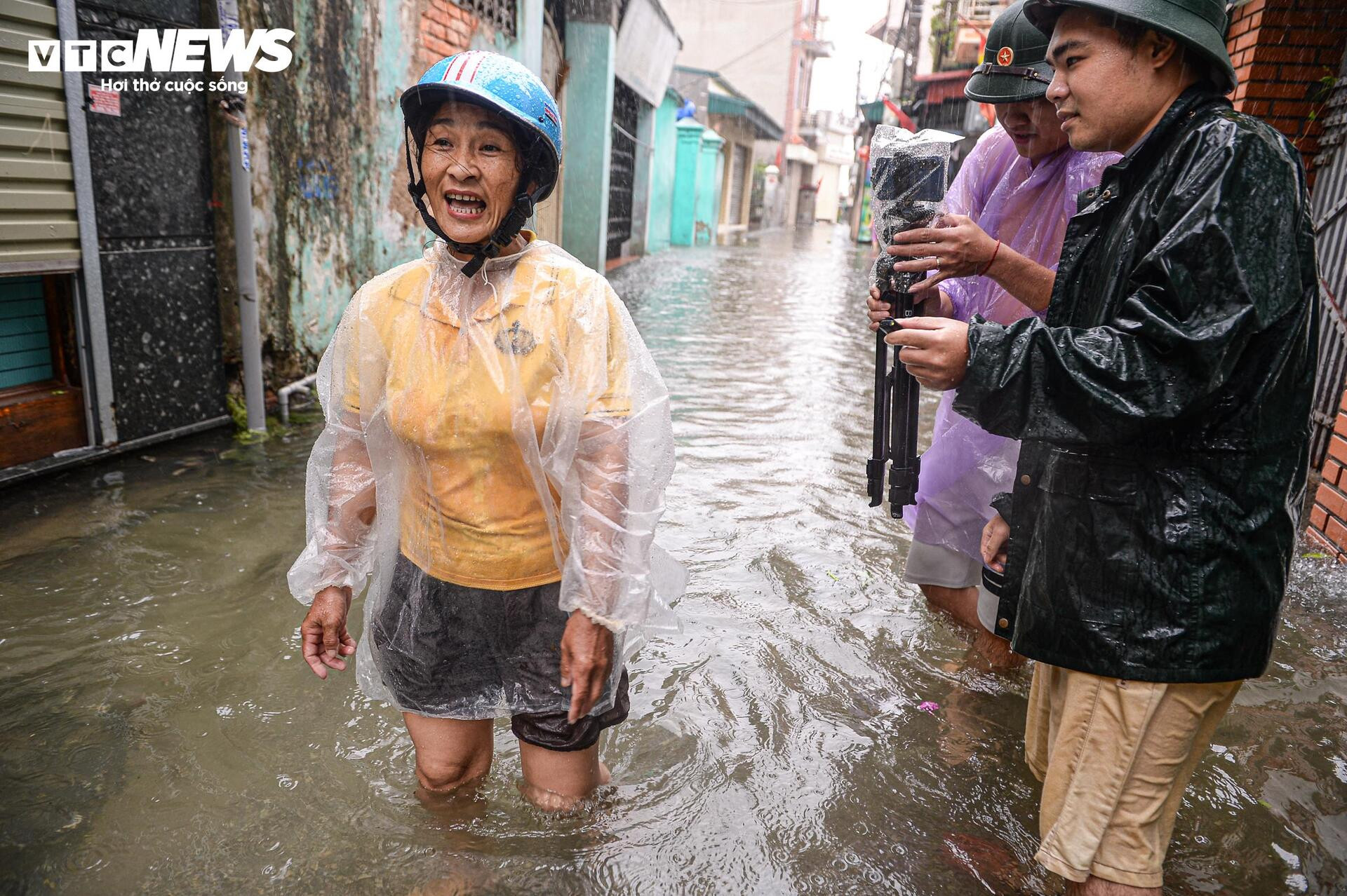 Nước dâng cao gần 1m, người Thanh Hoá vội vã sơ tán đồ đạc, đưa lợn đi tránh lũ - 3