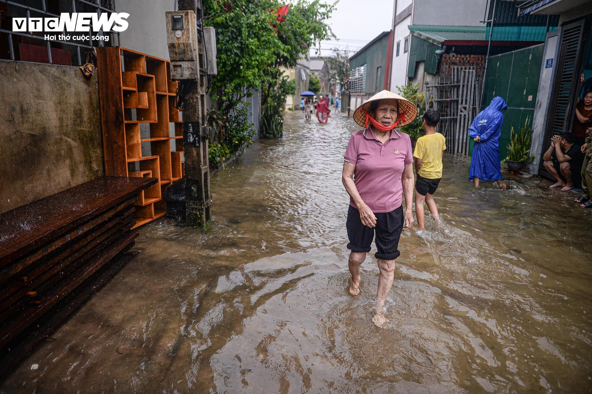Nước dâng cao gần 1m, người Thanh Hoá vội vã sơ tán đồ đạc, đưa lợn đi tránh lũ - 16