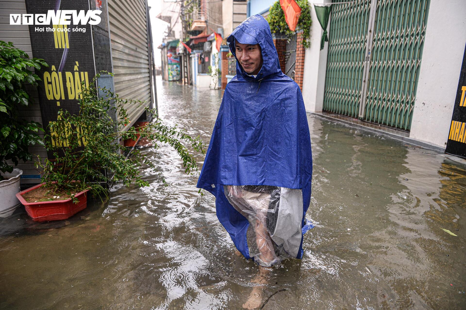 Nước dâng cao gần 1m, người Thanh Hoá vội vã sơ tán đồ đạc, đưa lợn đi tránh lũ - 18