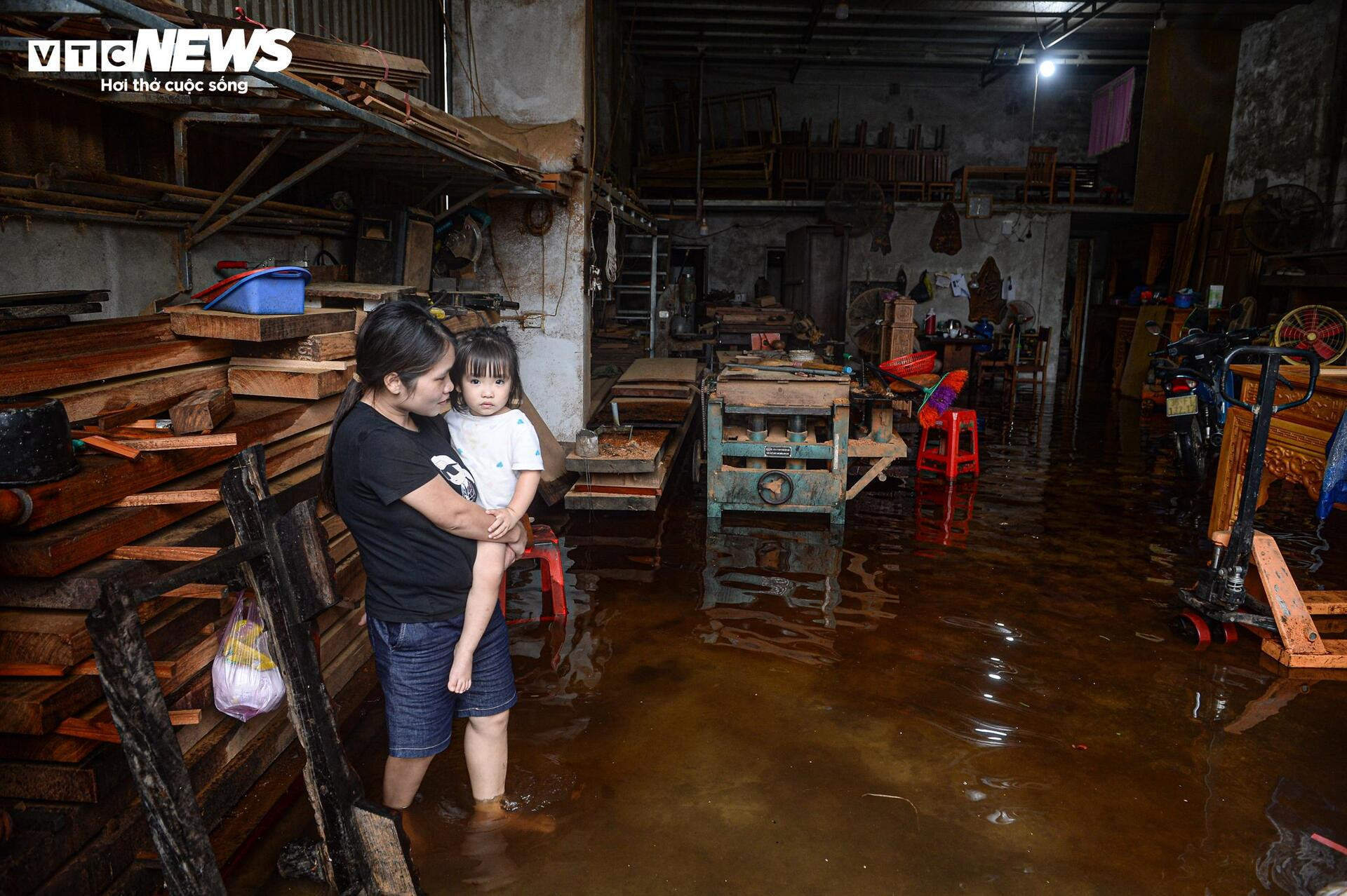 Nước dâng cao gần 1m, người Thanh Hoá vội vã sơ tán đồ đạc, đưa lợn đi tránh lũ - 10