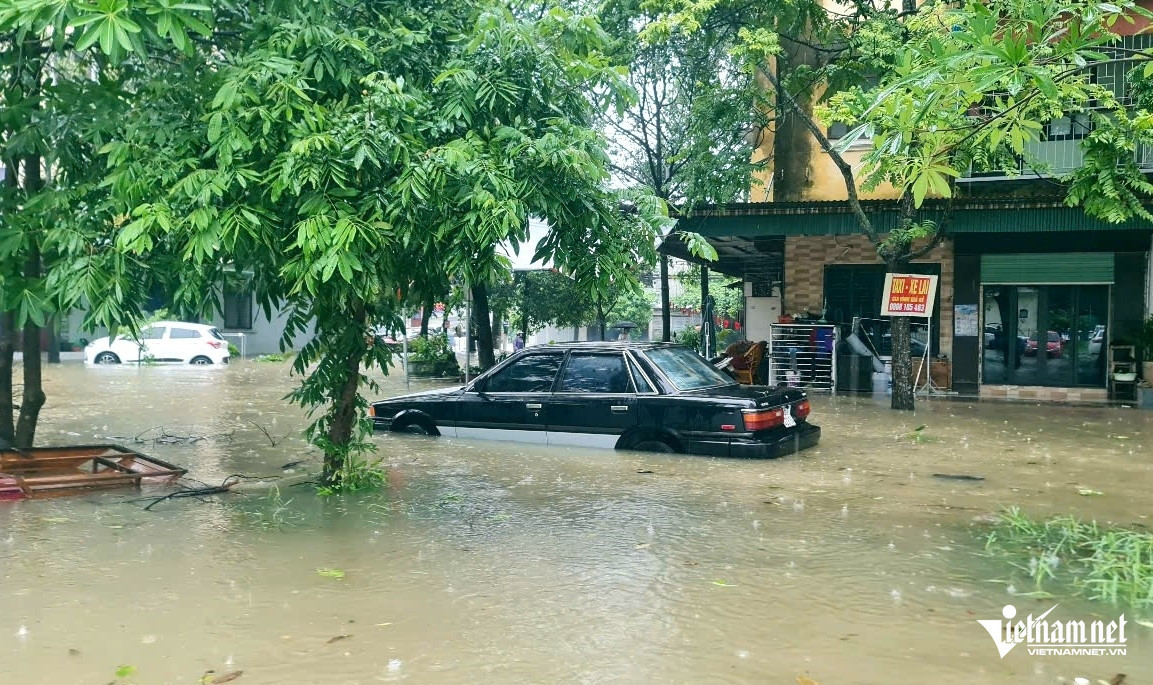 W-a5hàng loạt ô tô ở Thanh Hóa ngập sâu trong nước.jpg