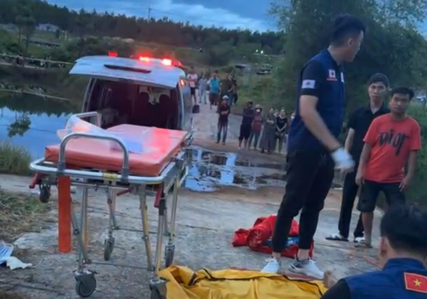 lao xuong ho cuu chau be nguoi dan ong duoi nuoc thuong tam 17531881172891143727101.jpg