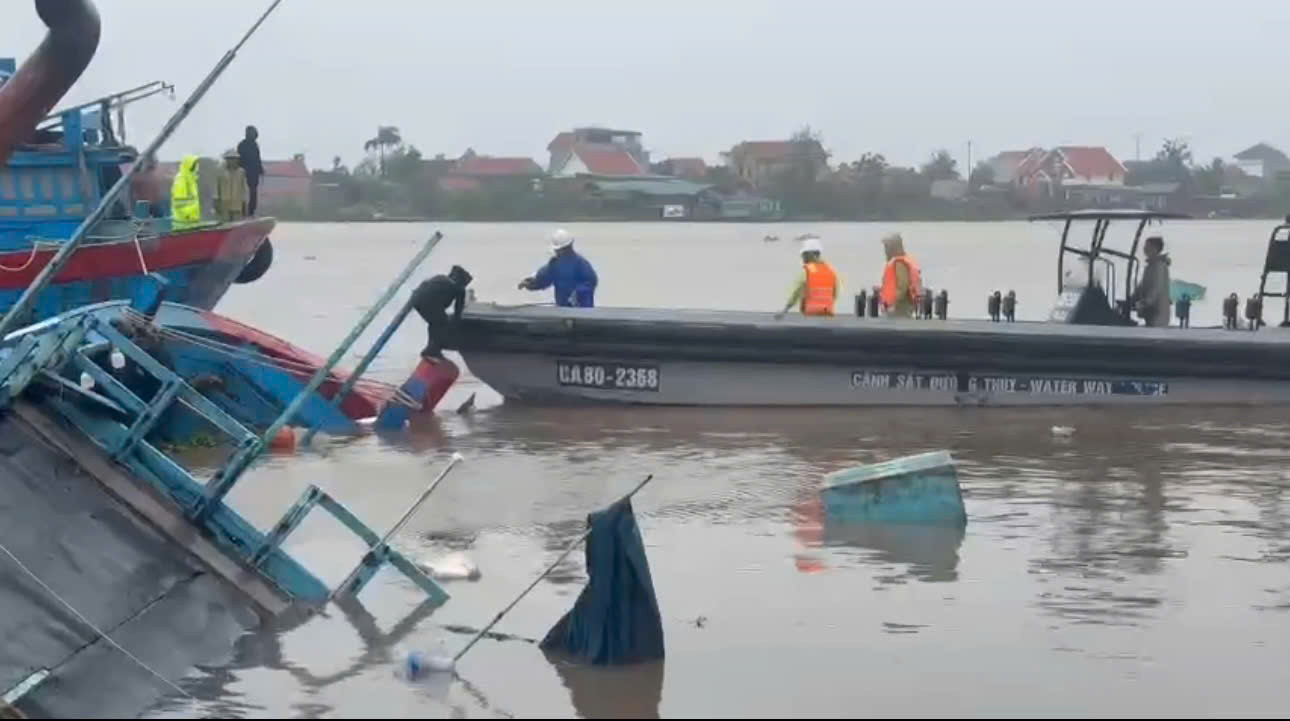 VIDEO: Gió lốc xô tàu chở 9 người lật chìm ở Quảng Ninh- Ảnh 1.