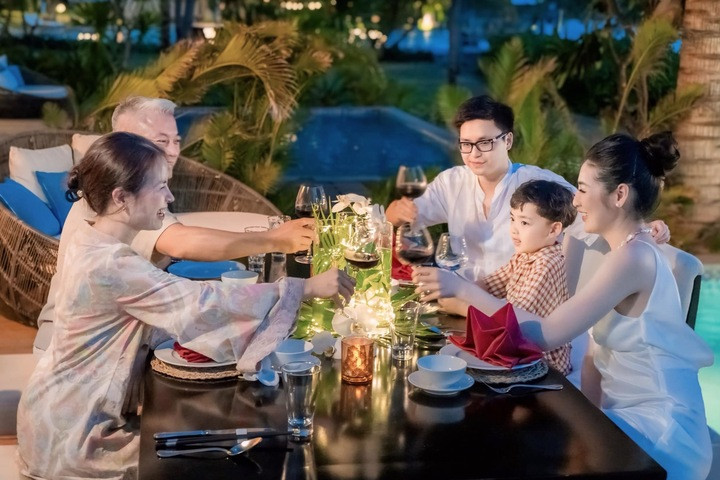 7 năm cưới chồng kém tuổi, Á hậu có gương mặt phúc hậu nhất Việt Nam giờ ra sao? - 4