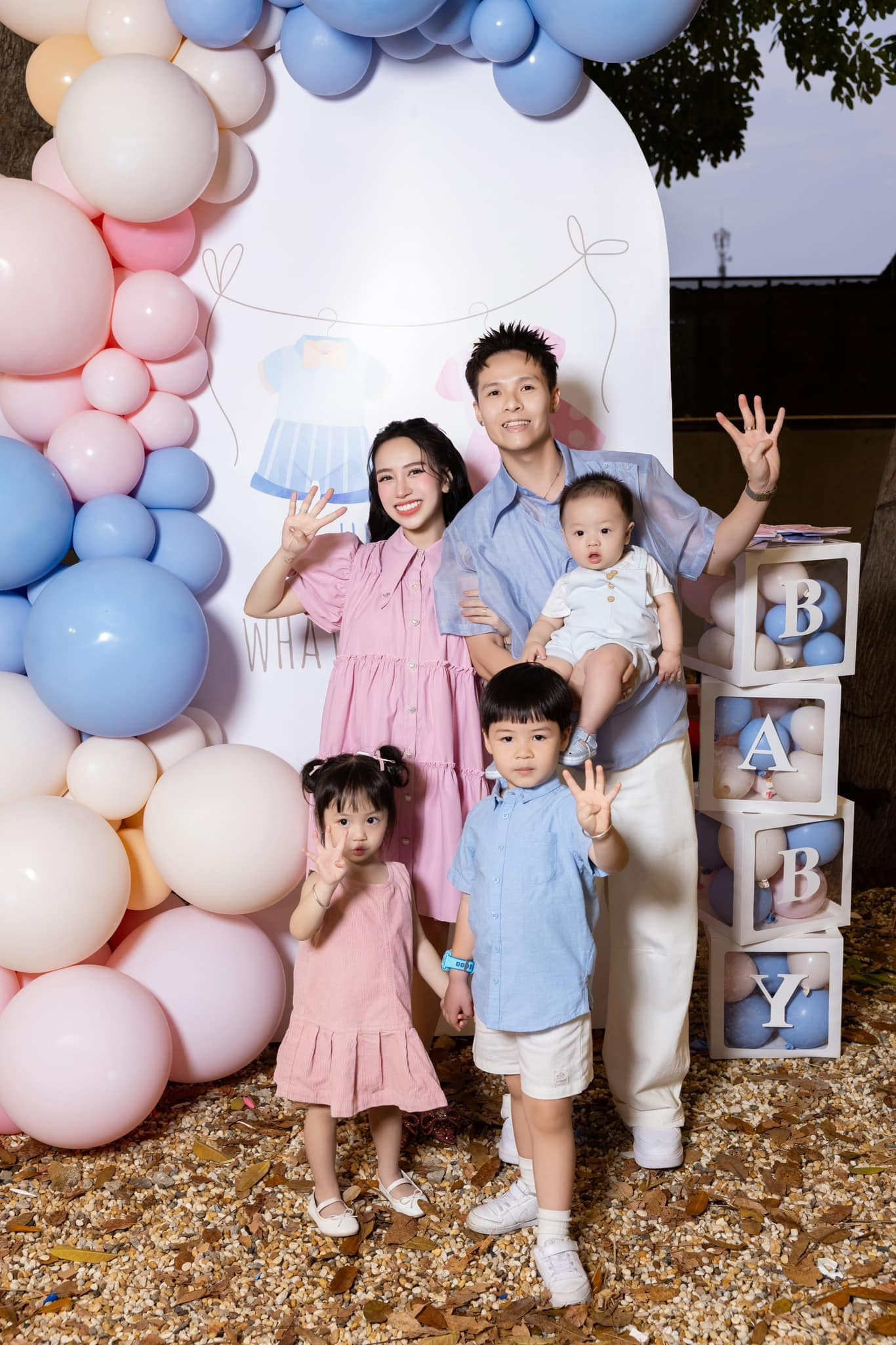 Con gái đại gia Minh Nhựa sinh con thứ 4 ở tuổi 26