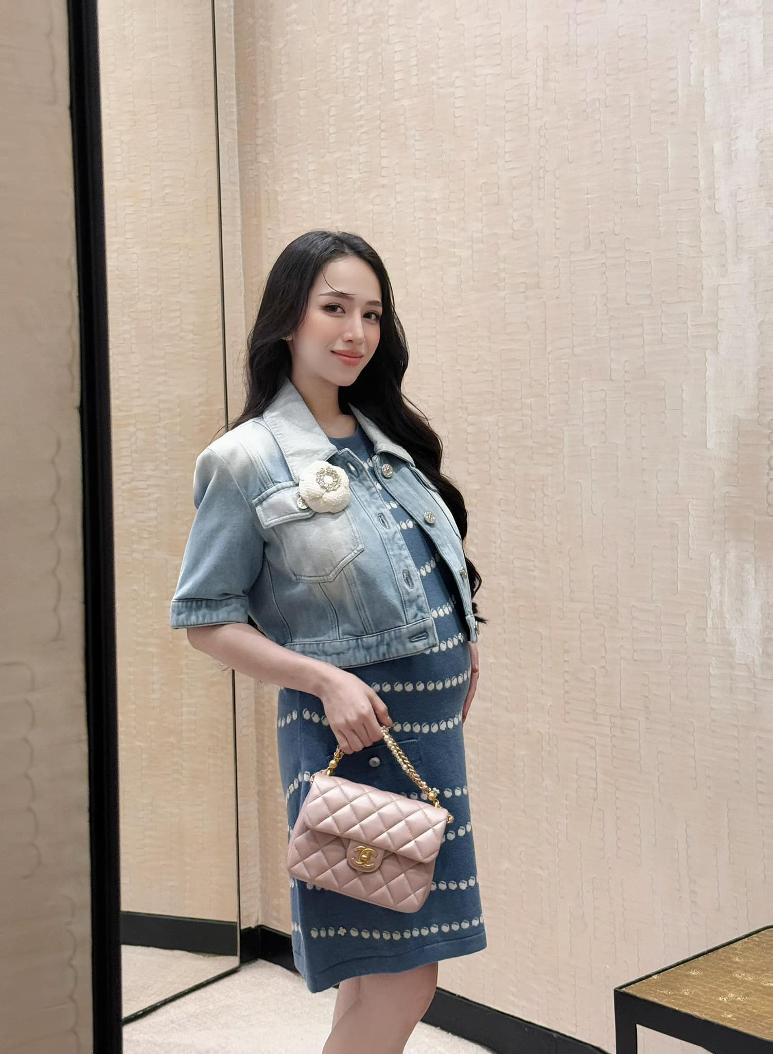 Con gái đại gia Minh Nhựa sinh con thứ 4 ở tuổi 26