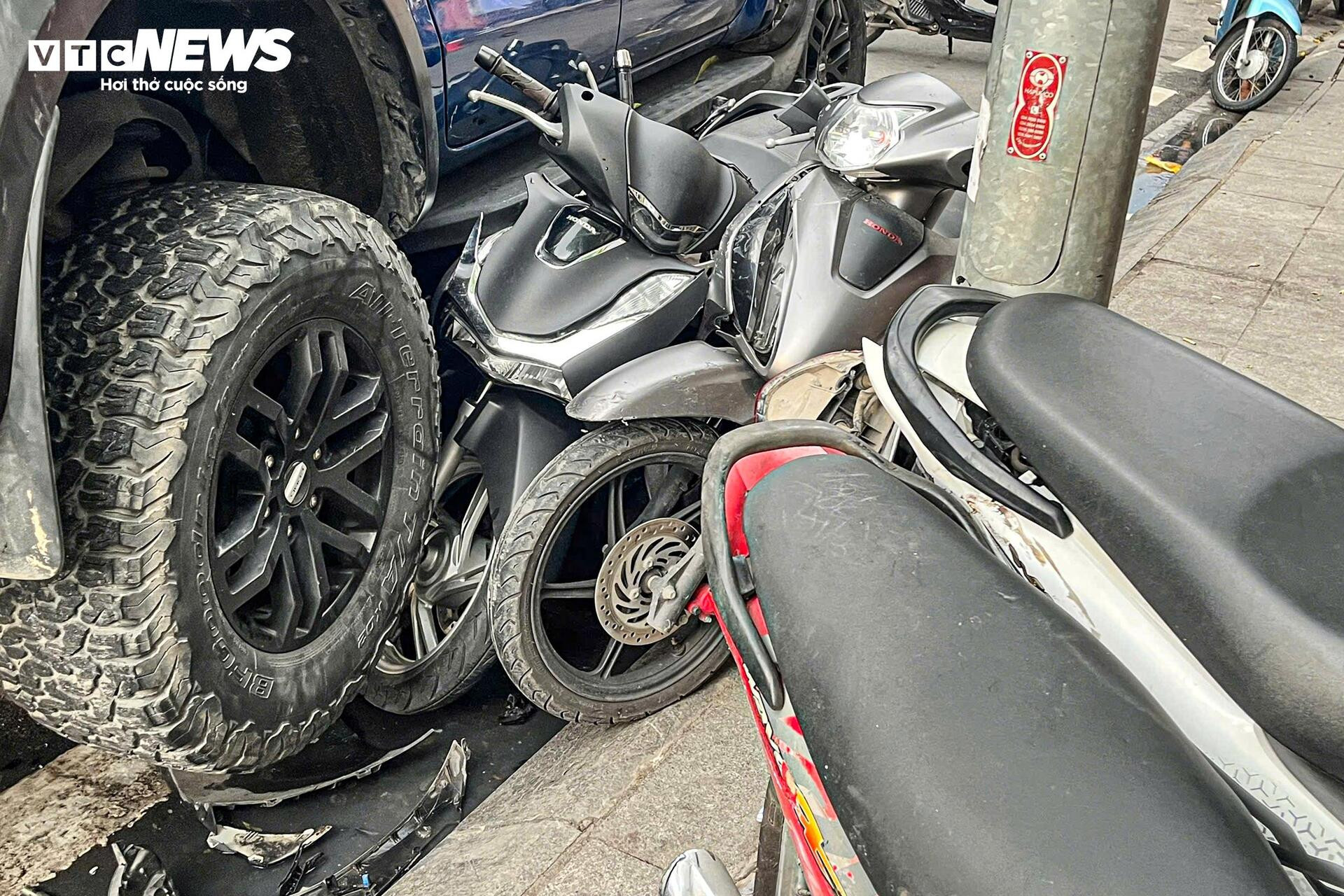 Hiện trường vụ xe bán tải lao lên vỉa hè, cuốn loạt xe máy vào gầm ở Hà Nội - 3