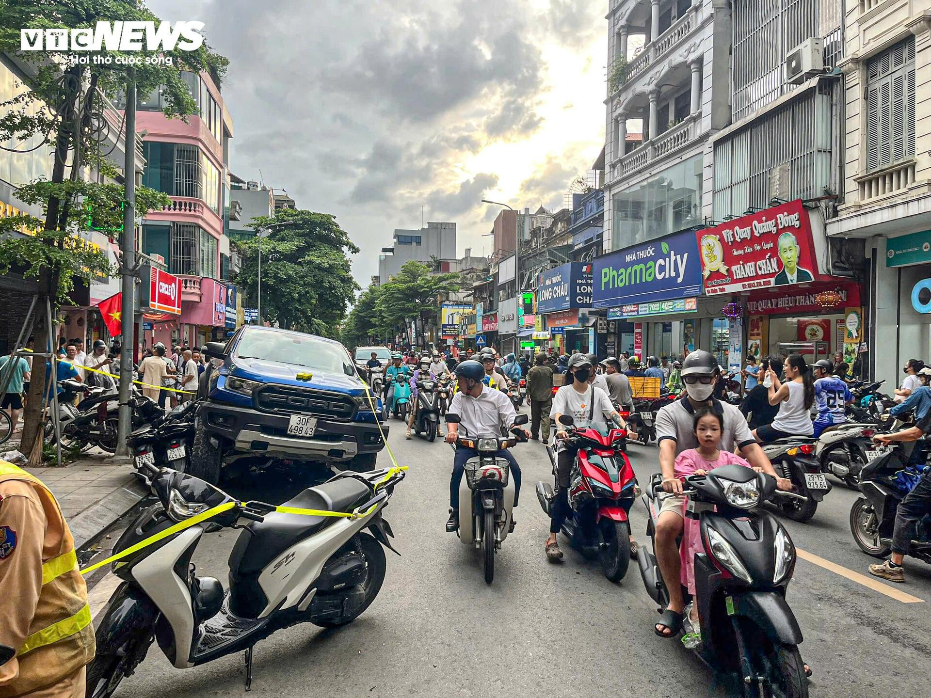 Hiện trường vụ xe bán tải lao lên vỉa hè, cuốn loạt xe máy vào gầm ở Hà Nội - 13