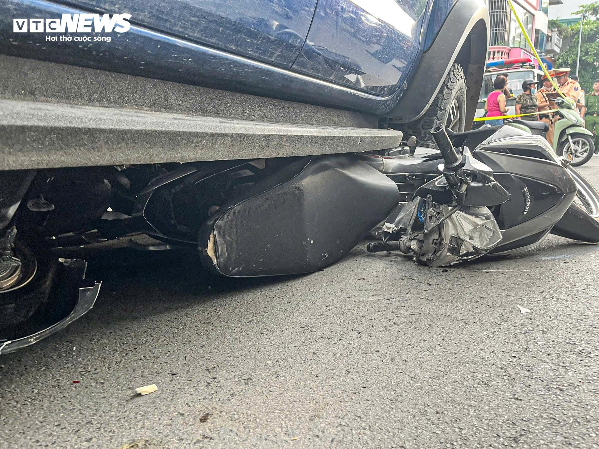 Hiện trường vụ xe bán tải lao lên vỉa hè, cuốn loạt xe máy vào gầm ở Hà Nội - 11