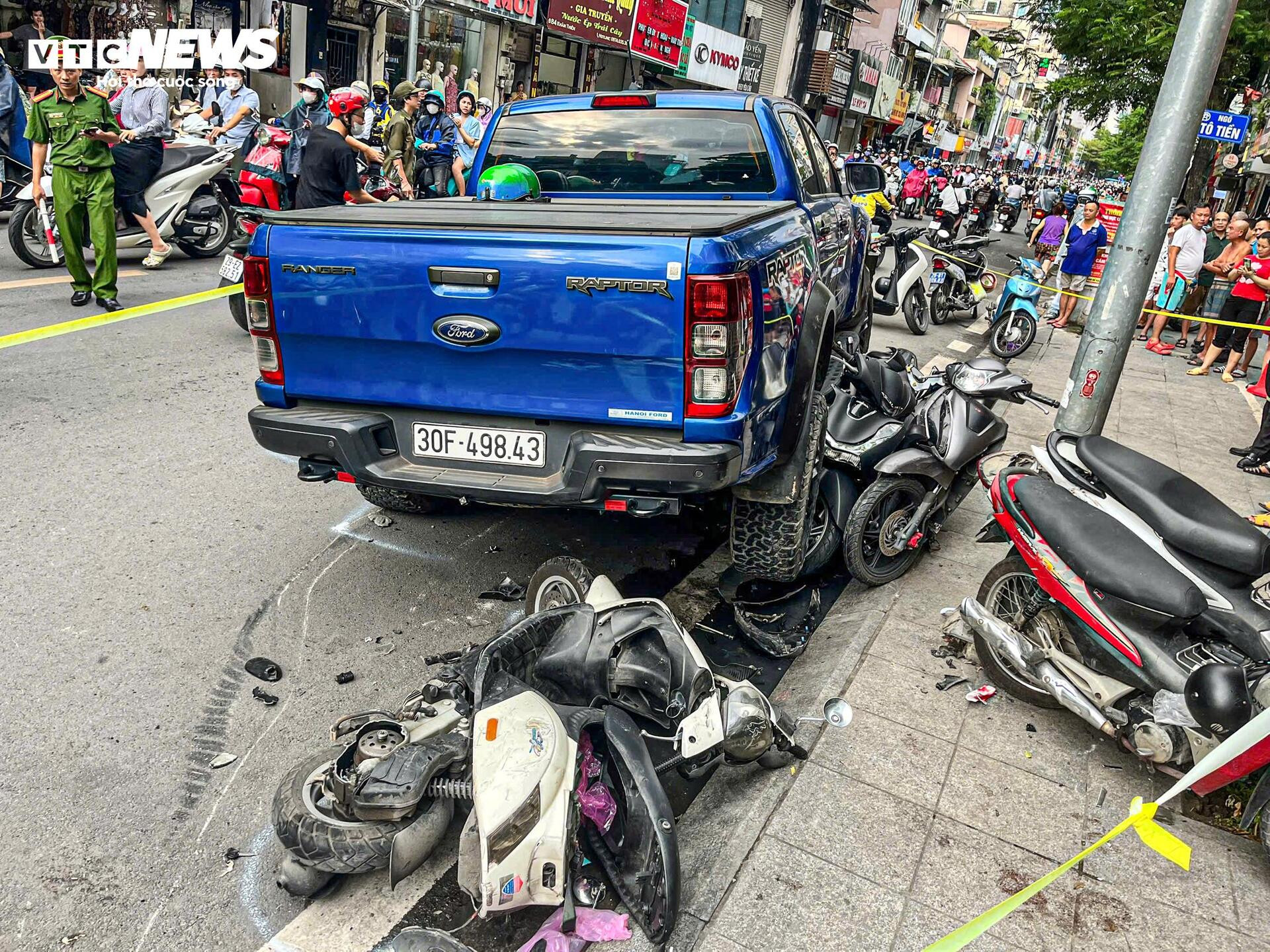 Hiện trường vụ xe bán tải lao lên vỉa hè, cuốn loạt xe máy vào gầm ở Hà Nội - 2