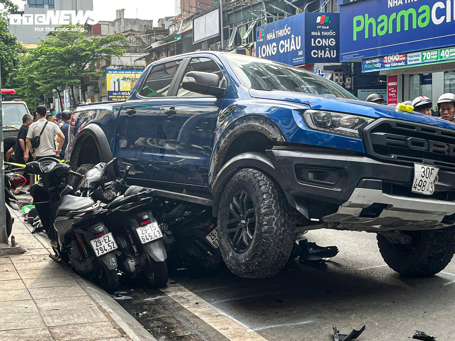 Hiện trường vụ xe bán tải lao lên vỉa hè, cuốn loạt xe máy vào gầm ở Hà Nội - 12