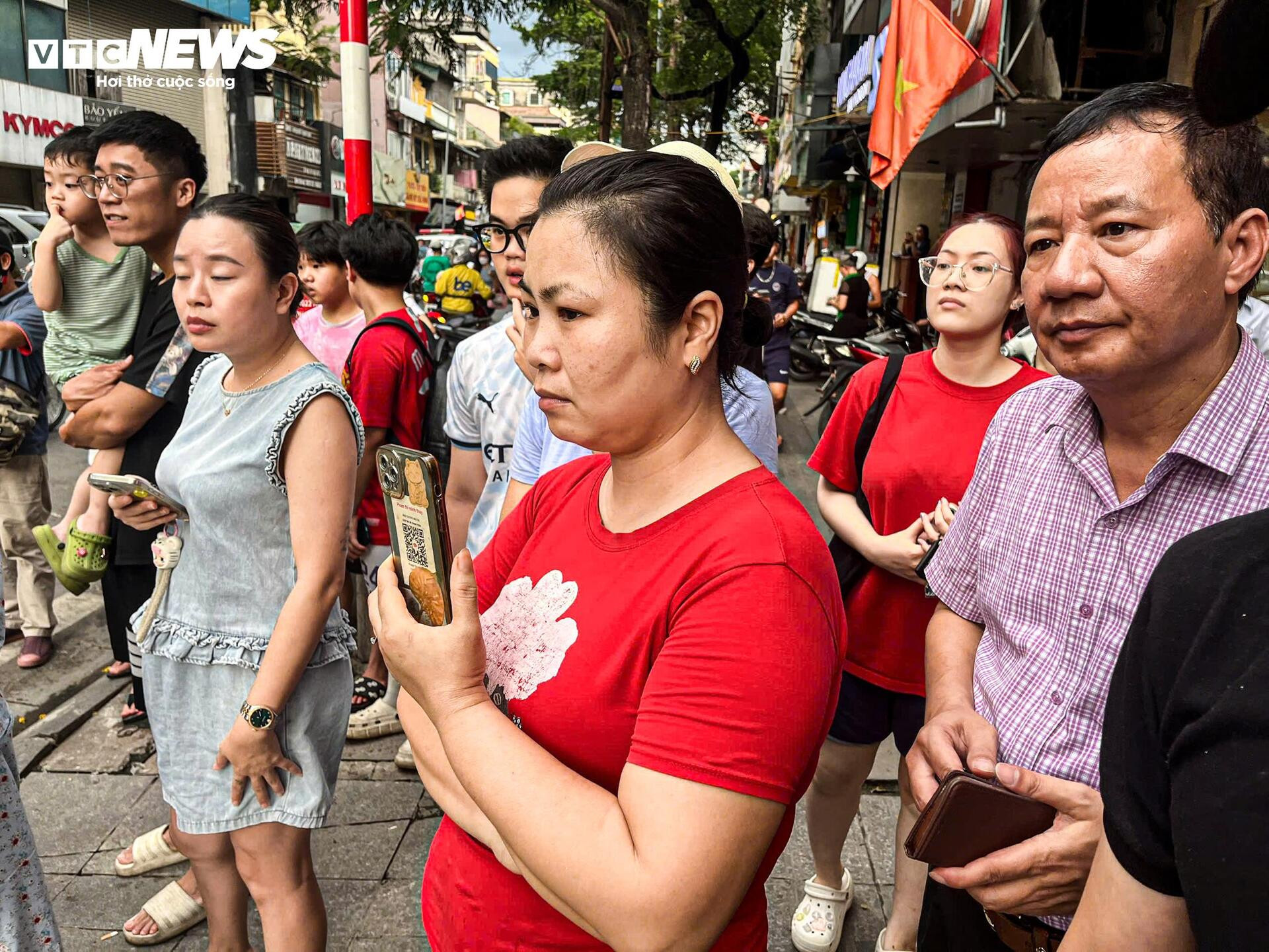 Hiện trường vụ xe bán tải lao lên vỉa hè, cuốn loạt xe máy vào gầm ở Hà Nội - 6