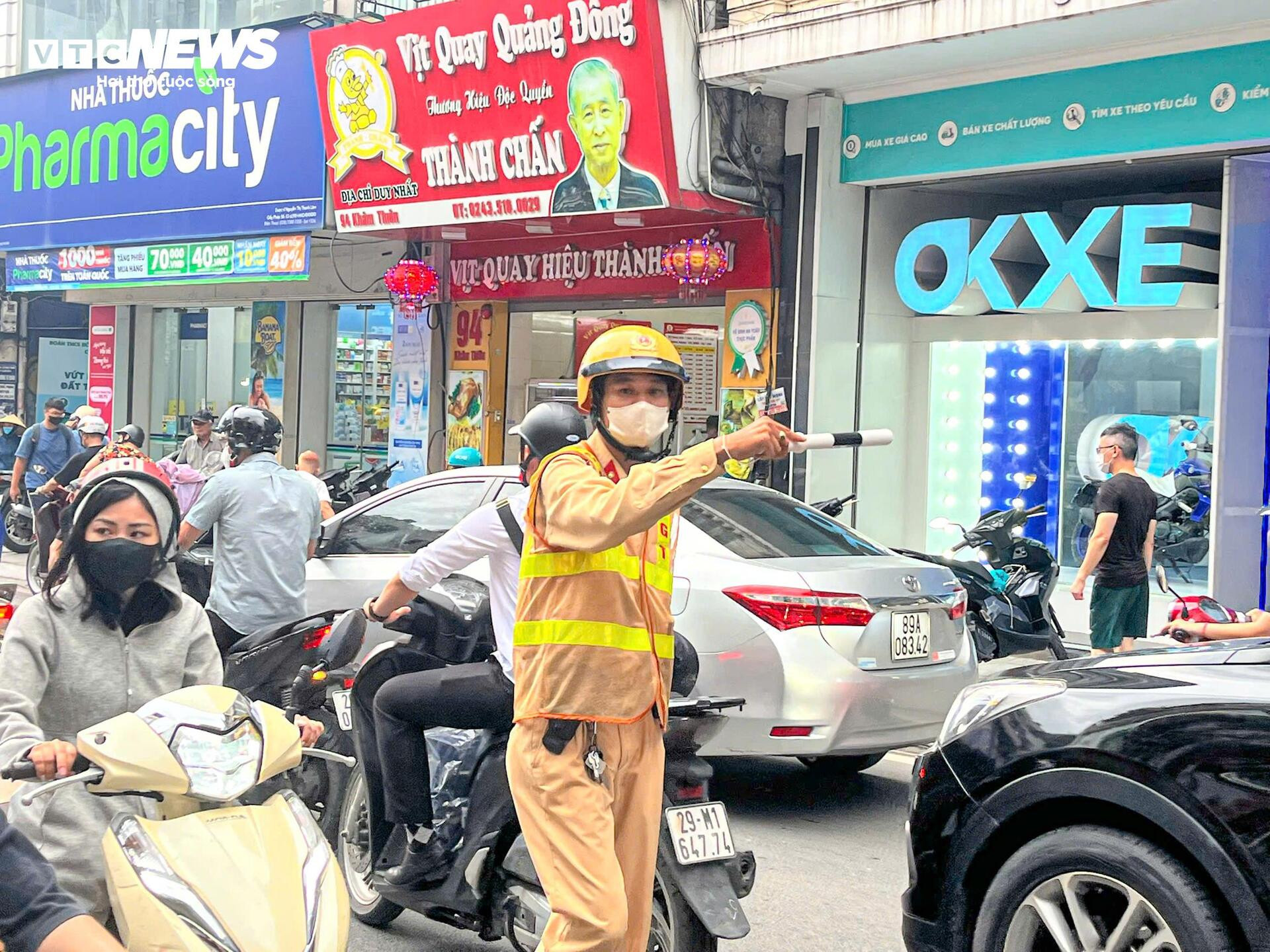 Hiện trường vụ xe bán tải lao lên vỉa hè, cuốn loạt xe máy vào gầm ở Hà Nội - 7