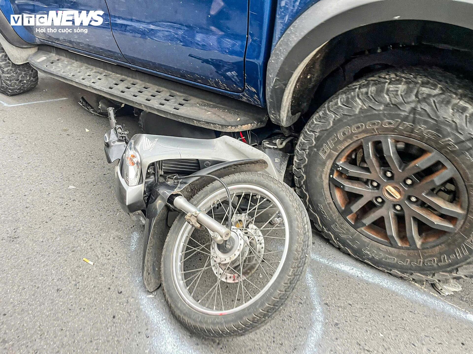 Hiện trường vụ xe bán tải lao lên vỉa hè, cuốn loạt xe máy vào gầm ở Hà Nội - 10