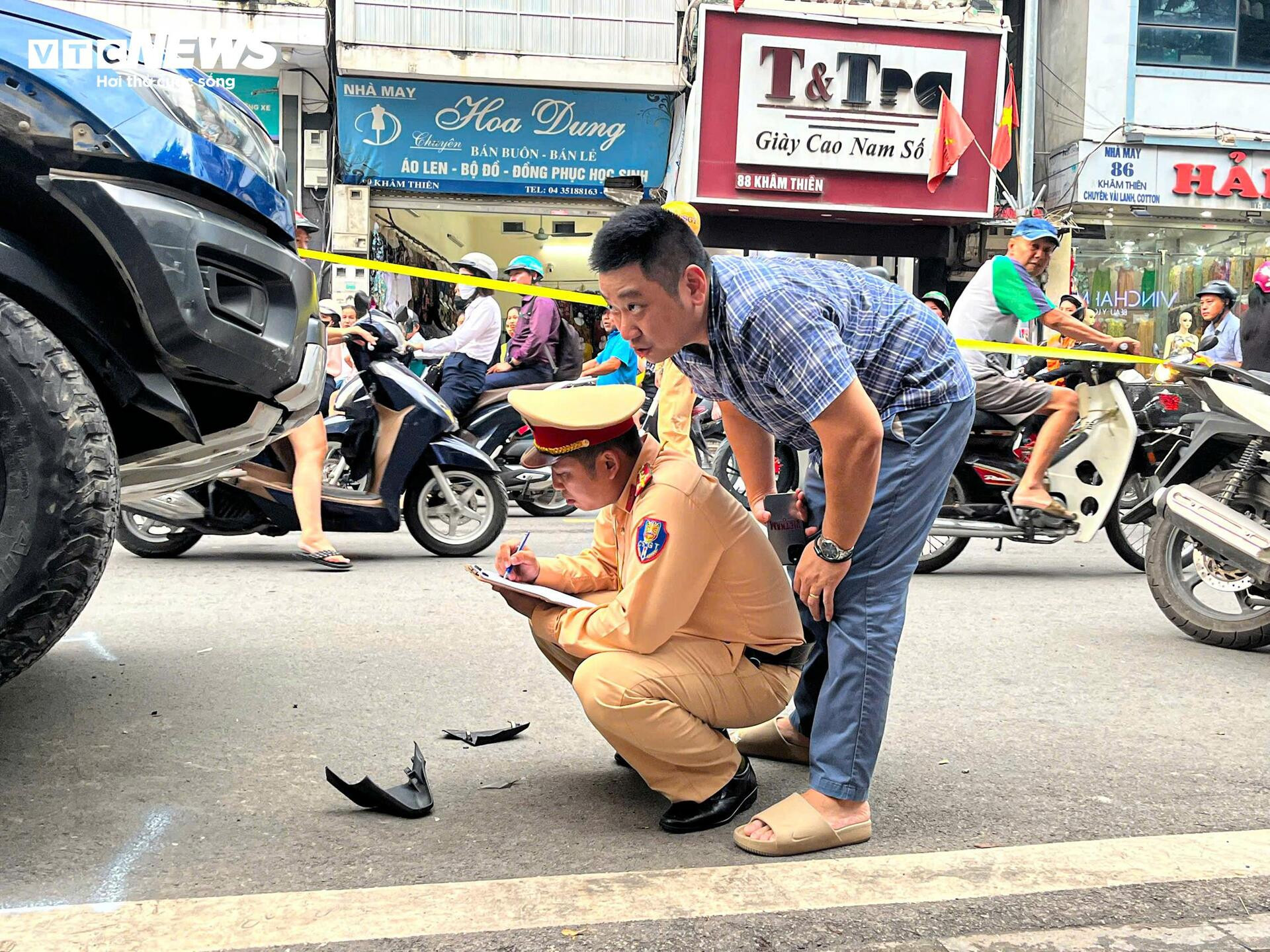 Hiện trường vụ xe bán tải lao lên vỉa hè, cuốn loạt xe máy vào gầm ở Hà Nội - 8