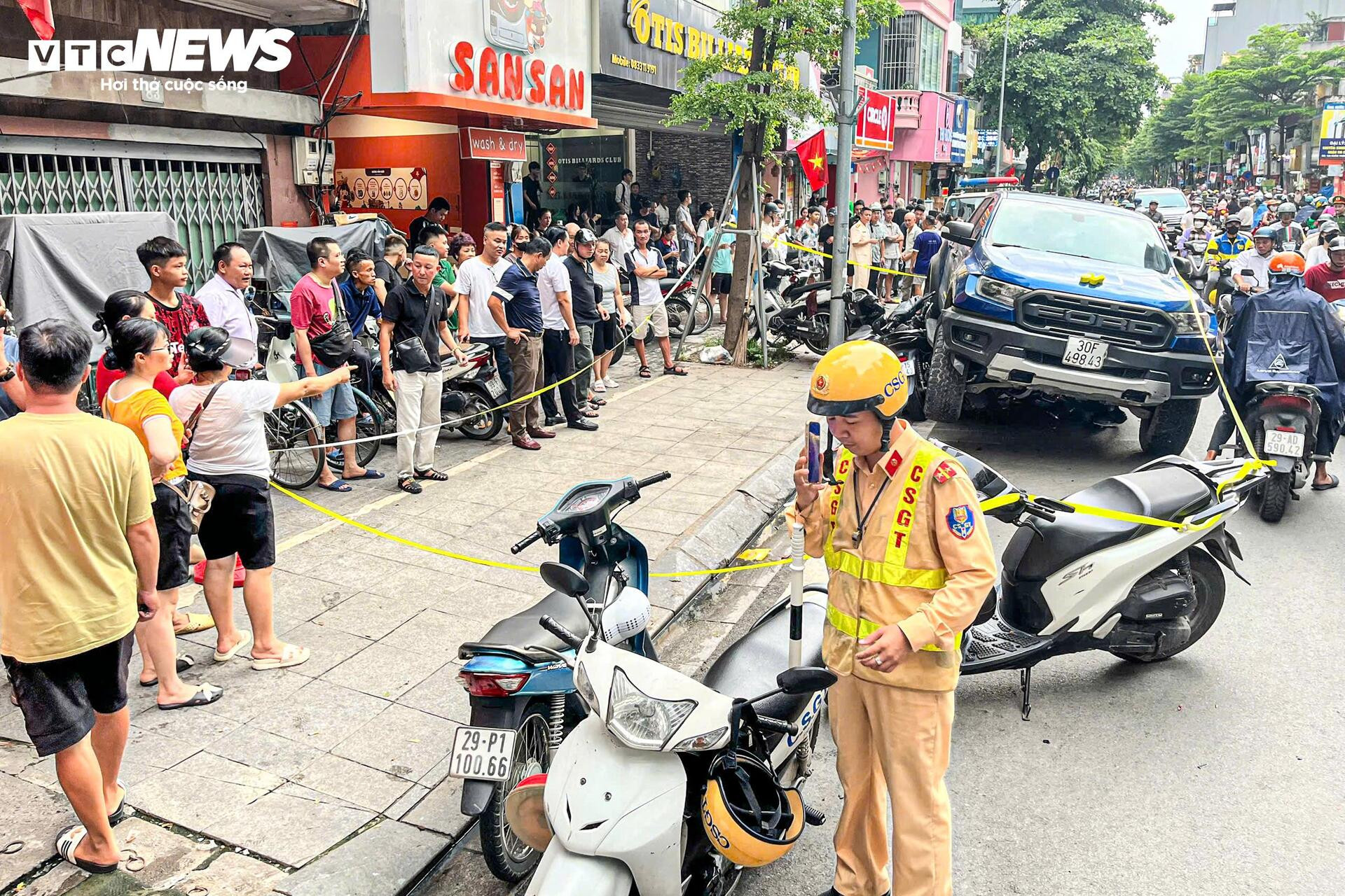 Hiện trường vụ xe bán tải lao lên vỉa hè, cuốn loạt xe máy vào gầm ở Hà Nội - 1