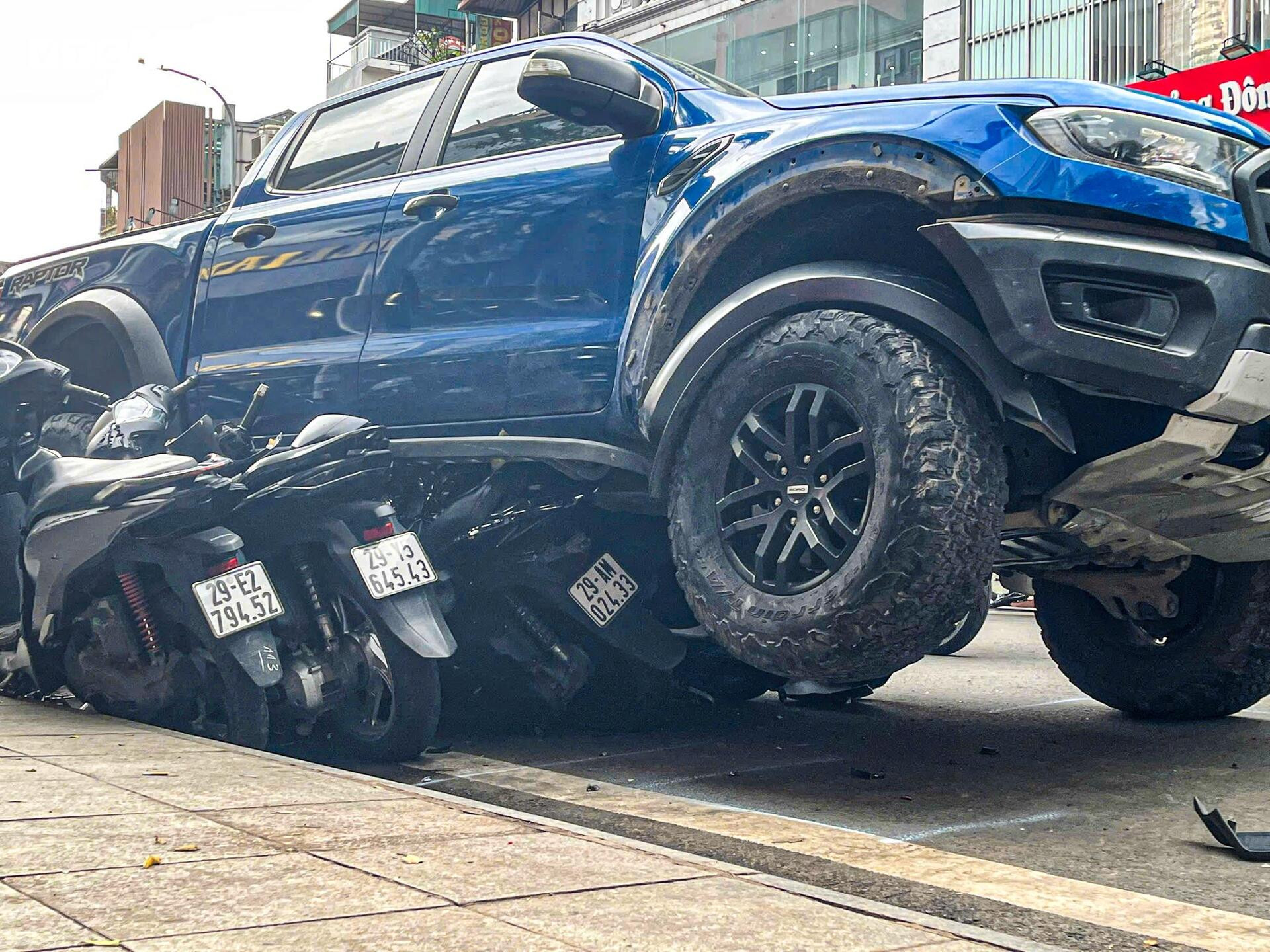 Hiện trường vụ xe bán tải lao lên vỉa hè, cuốn loạt xe máy vào gầm ở Hà Nội - 4