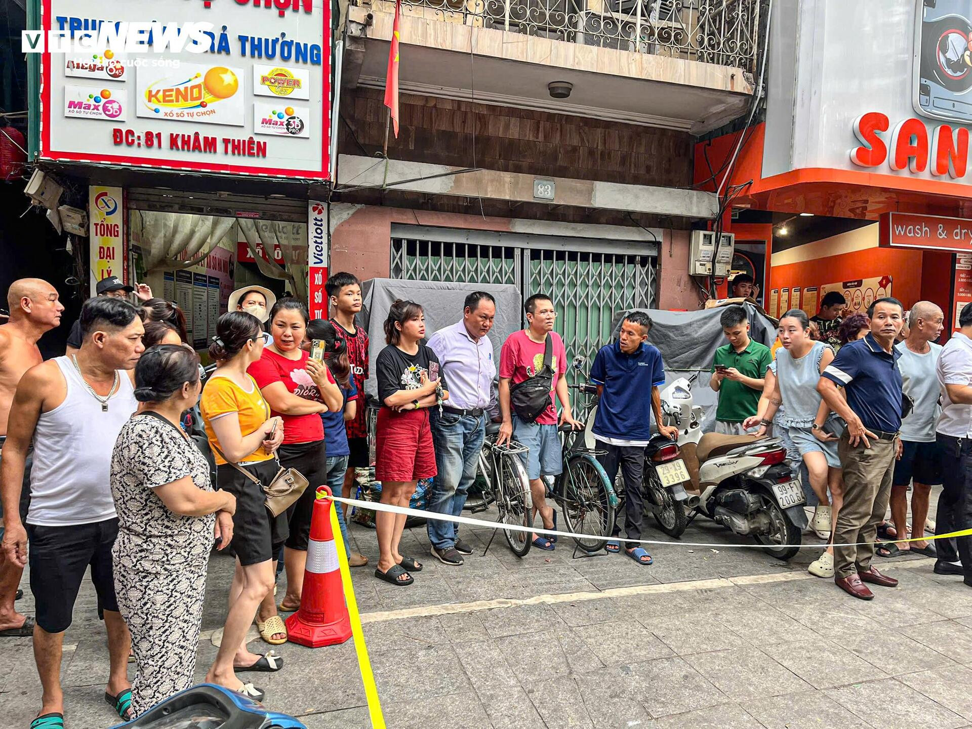 Hiện trường vụ xe bán tải lao lên vỉa hè, cuốn loạt xe máy vào gầm ở Hà Nội - 5