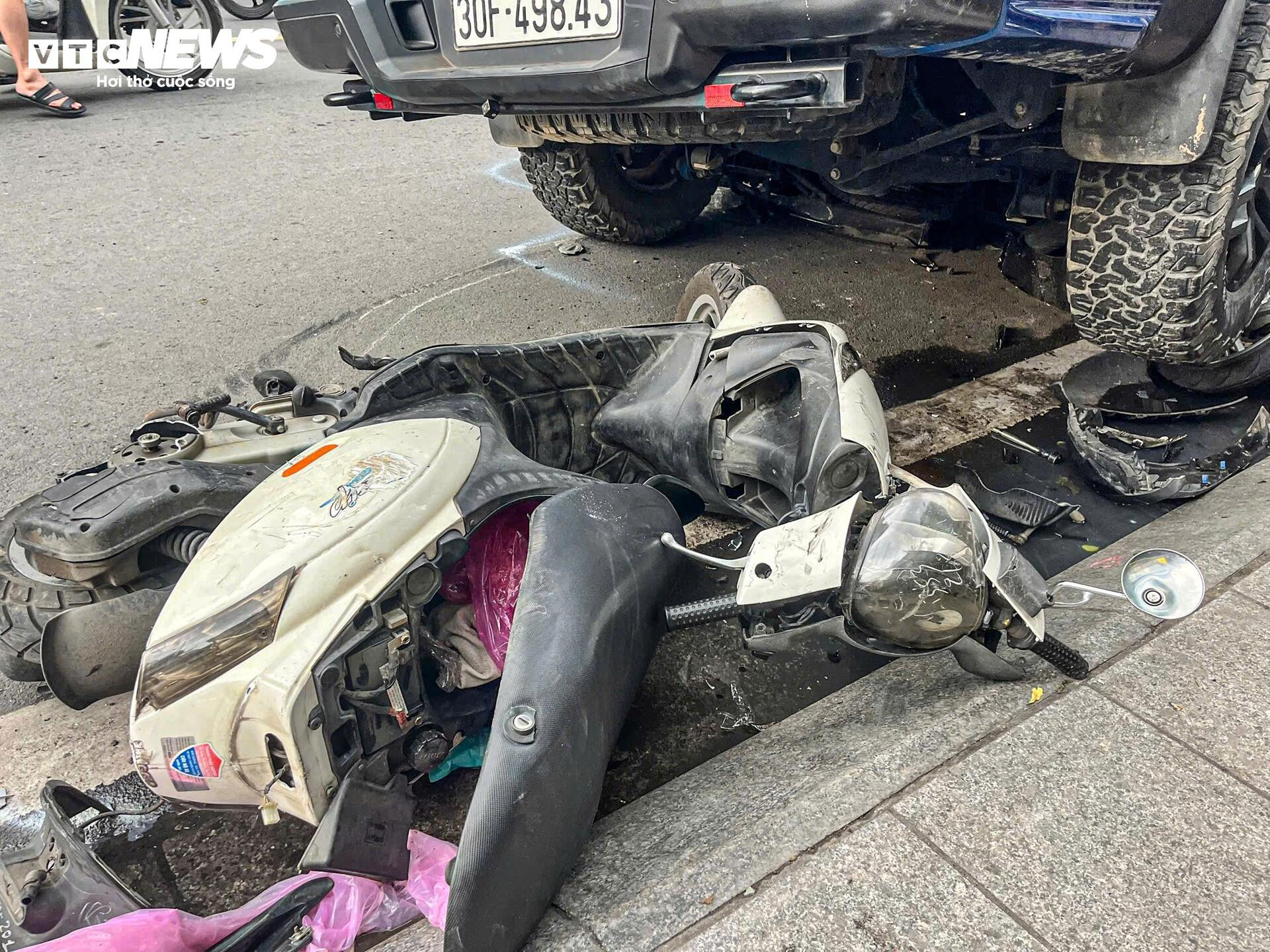 Hiện trường vụ xe bán tải lao lên vỉa hè, cuốn loạt xe máy vào gầm ở Hà Nội - 9