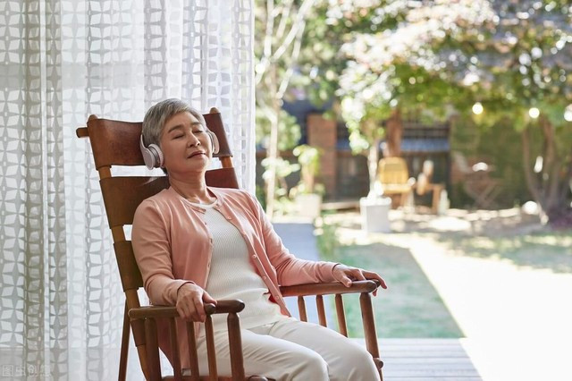 Nghỉ hưu rồi mới dám ly hôn: Tôi sống lại là chính mình ở tuổi 61 - Ảnh 1.