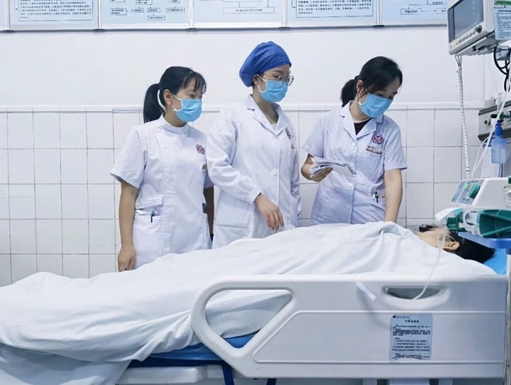 Mei được đưa đến bệnh viện trong tình trạng nguy kịch và phải trải qua ca phẫu thuật cấp cứu kéo dài 12 giờ. (Ảnh: QQ)