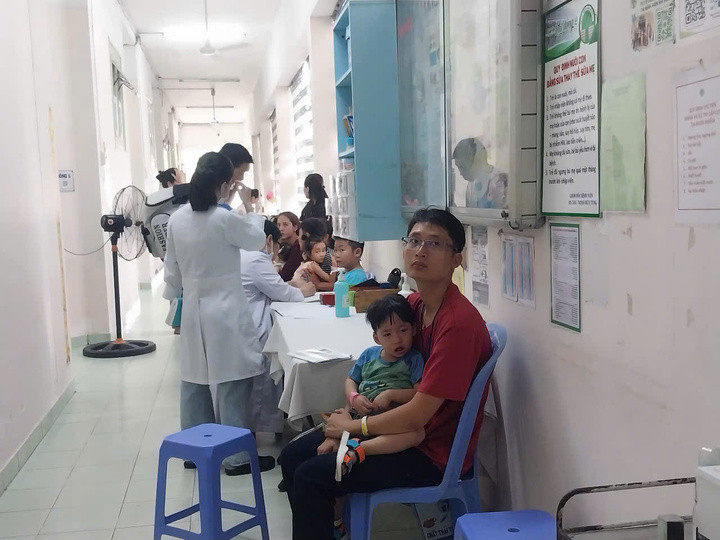 Đông trẻ sốt xuất huyết khám và chờ làm thủ tục nhập viện ngày 23/7 tại Bệnh viện nhi đồng 2.