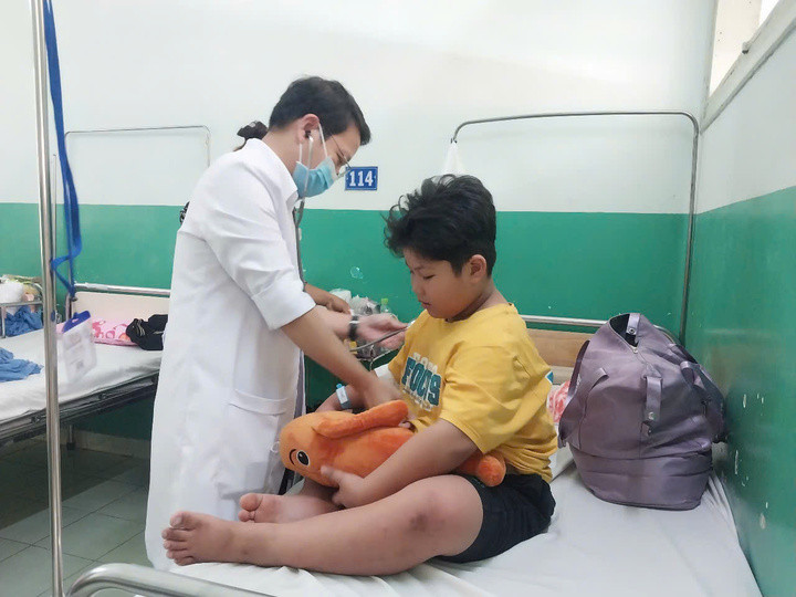 Trẻ mắc sốt xuất huyết điều trị tại Bệnh viện Nhi đồng 2 ngày 23/7.