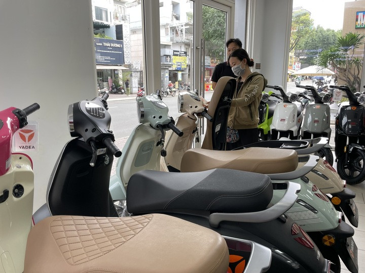 Rất nhiều mẫu xe máy điện đang có mặt trên thị trường với dải giá trải từ khoảng 15 triệu đến gần 50 triệu đồng.