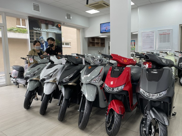 Lượng khách tham khảo giá, mua xe máy điện nhộn nhịp hơn trước thông tin TP.HCM đẩy mạnh chuyển đổi sang xe điện.