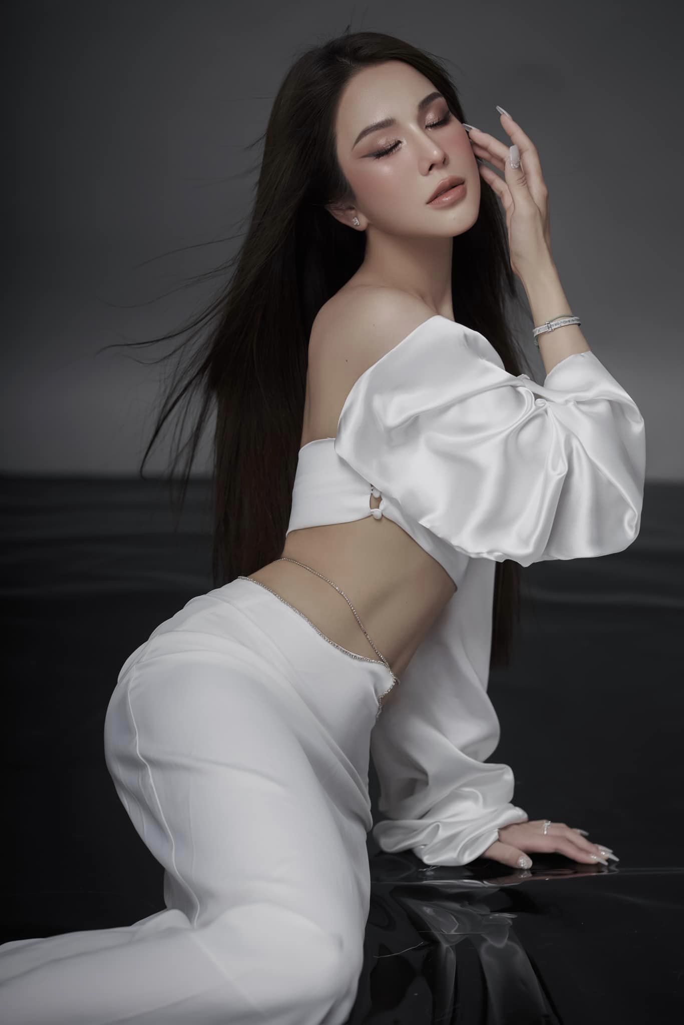 Hậu ly hôn, bà mẹ hai con Diệp Lâm Anh vẫn khiến người hâm mộ chao đảo vì sắc vóc như thuở đôi mươi - Ảnh 2.