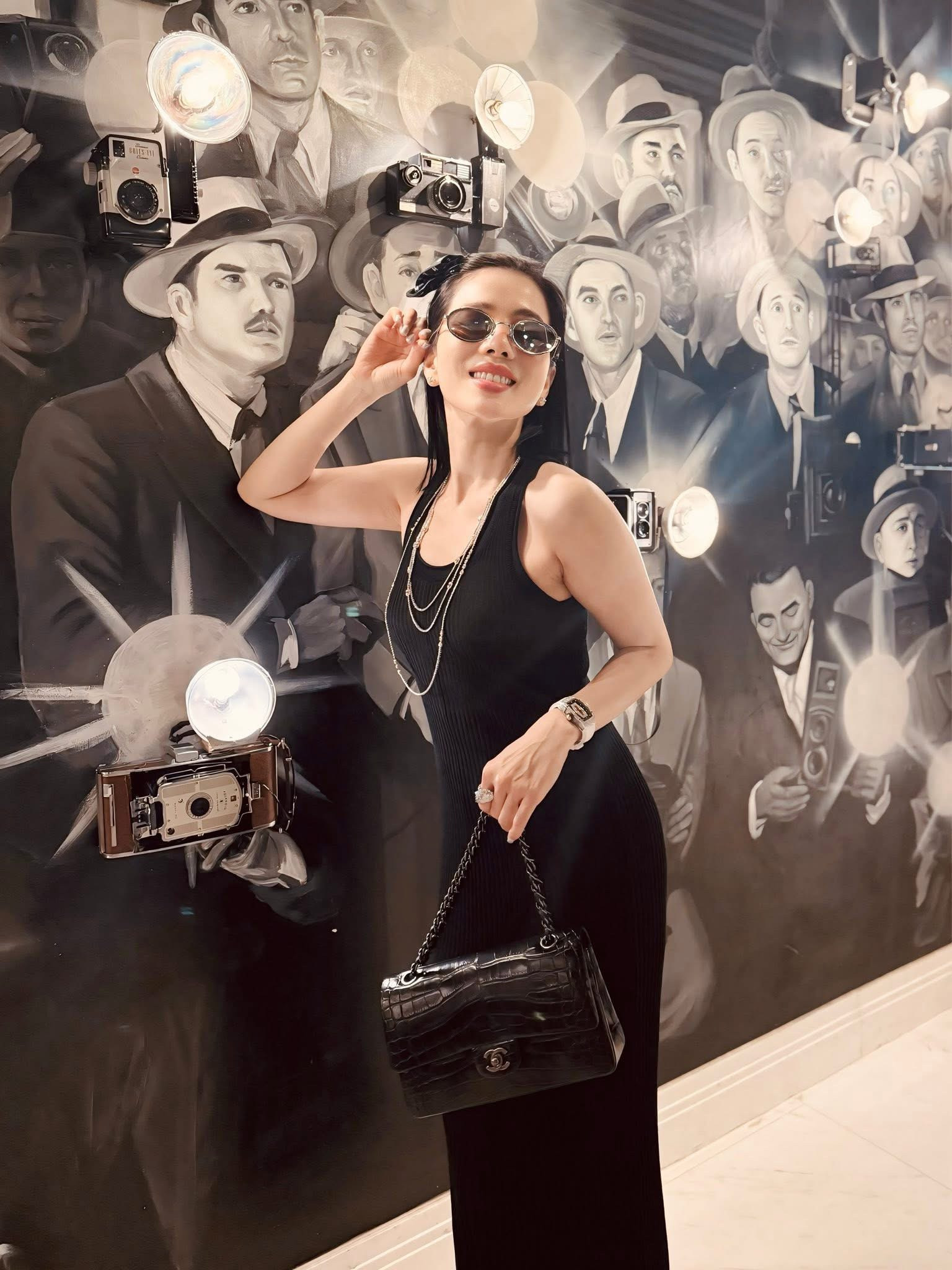 Món đồ không thể thiếu của ca sĩ Lệ Quyên trong 1 set đồ hiệu là gì? - Ảnh 2.