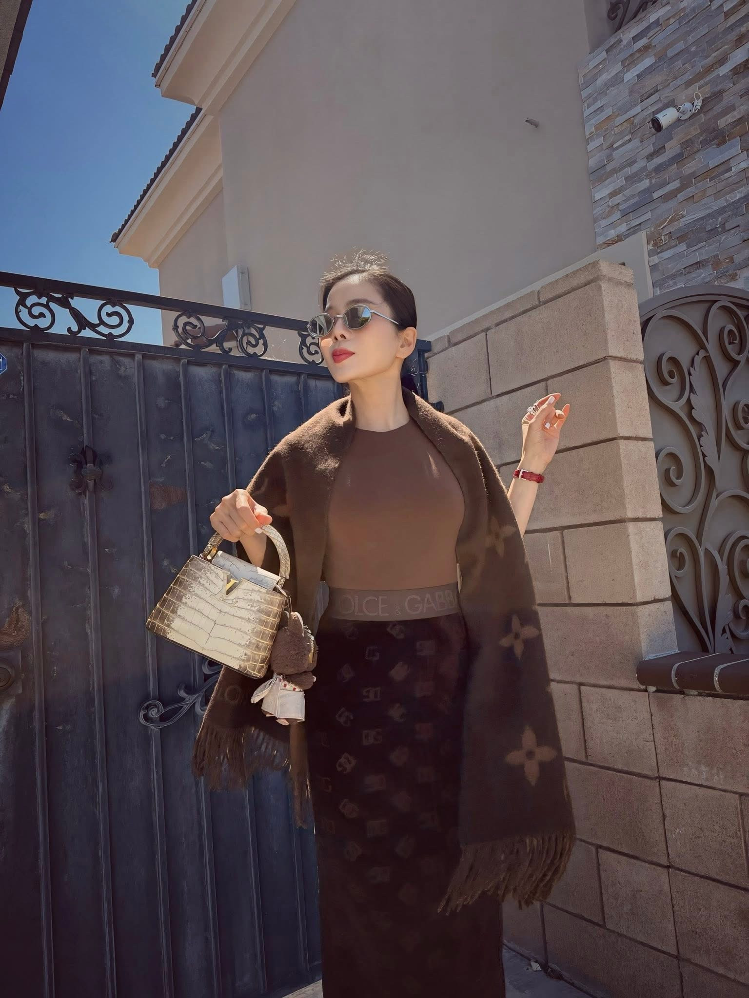 Món đồ không thể thiếu của ca sĩ Lệ Quyên trong 1 set đồ hiệu là gì? - Ảnh 3.