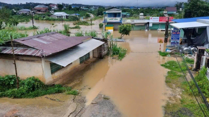 Một góc xã Đam Rông 1 ngập sâu trong nước. Ảnh: KA NGHIÊM