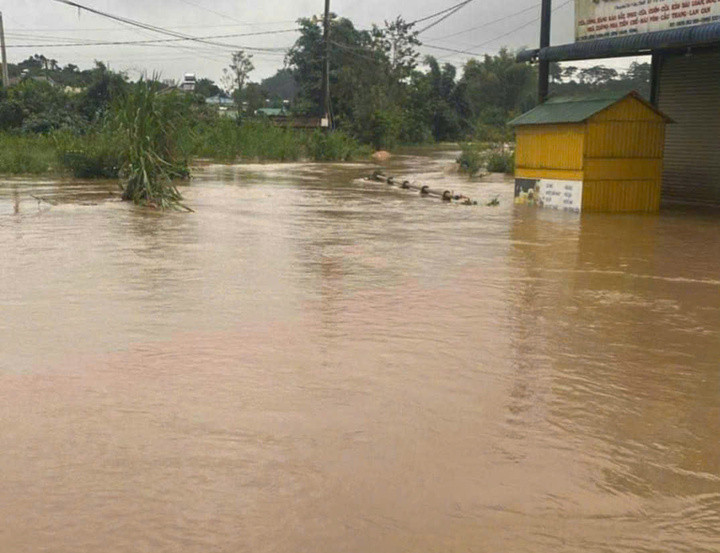 Một đoạn đường bị ngập rất sâu, người dân không thể qua lại. Ảnh: KA NGHIÊM