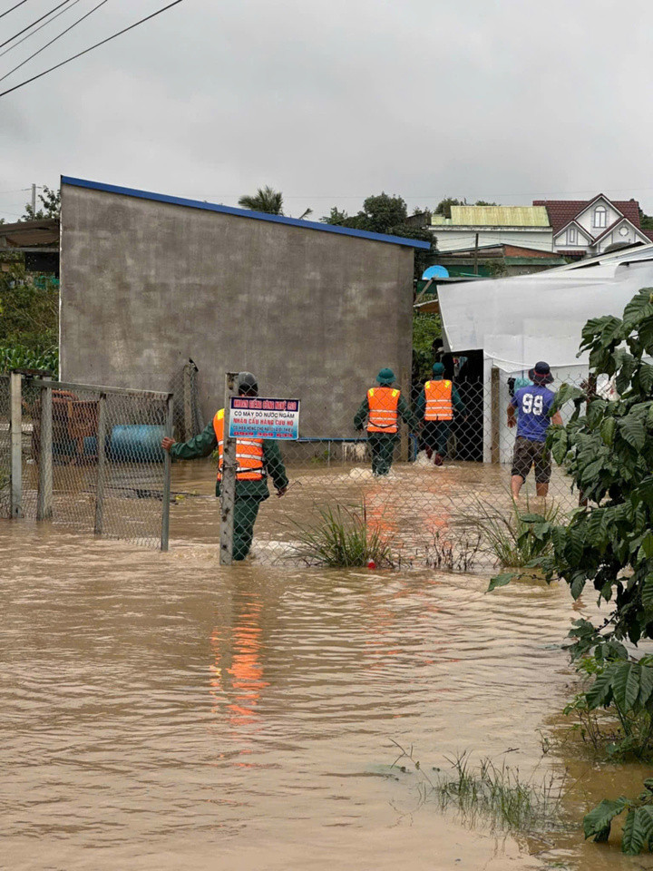 Các tuyến đường trong xã bị ngập nước trên diện rộng. Ảnh: KA NGHIÊM