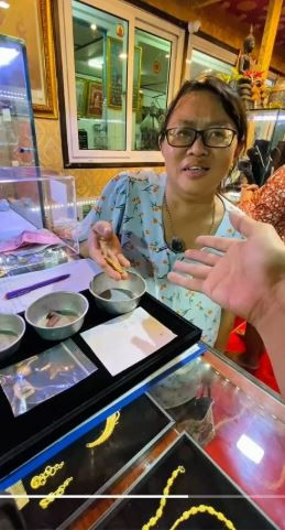Người phụ nữ khiếm thính mang vàng đi bán, câu chuyện phía sau khiến ai nấy xót xa - Ảnh 2.
