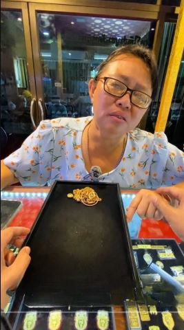 Người phụ nữ khiếm thính mang vàng đi bán, câu chuyện phía sau khiến ai nấy xót xa - Ảnh 1.