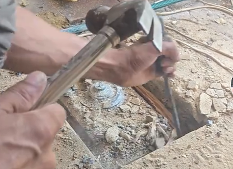 Phát hiện két sắt bí ẩn dưới sàn nhà khiến vợ chồng trẻ kinh ngạc - Ảnh 1.