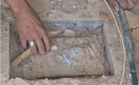 Phát hiện két sắt bí ẩn dưới sàn nhà khiến vợ chồng trẻ kinh ngạc - Ảnh 2.