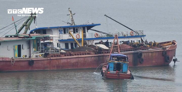 Thông tin tàu gặp nạn sau hơn 2 tiếng mất tín hiệu GPS với cơ quan quản lý cũng đặt ra vấn đề về công tác giám sát hải trình, nhận diện việc gặp nạn.