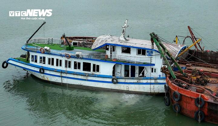 Tàu Vịnh Xanh 58 được trục vớt, lai dắt về bờ sau vụ tai nạn thảm khốc cướp đi sinh mạng của 37 người, 2 người còn mất tích.